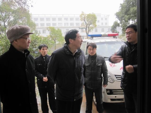 校领导慰问保卫处员工
