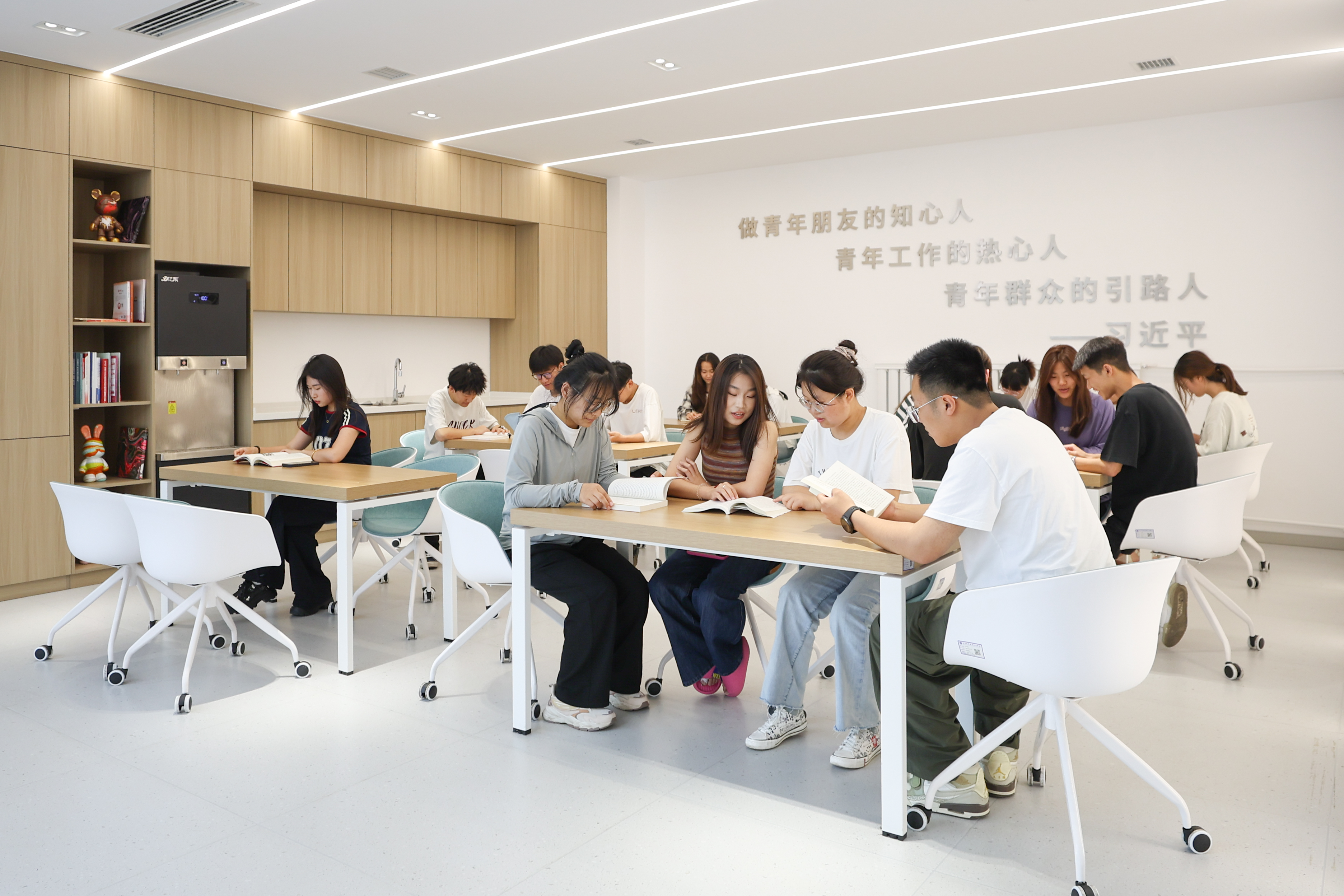 图为“一站式”学生社区综合服务中心公共空间.jpg